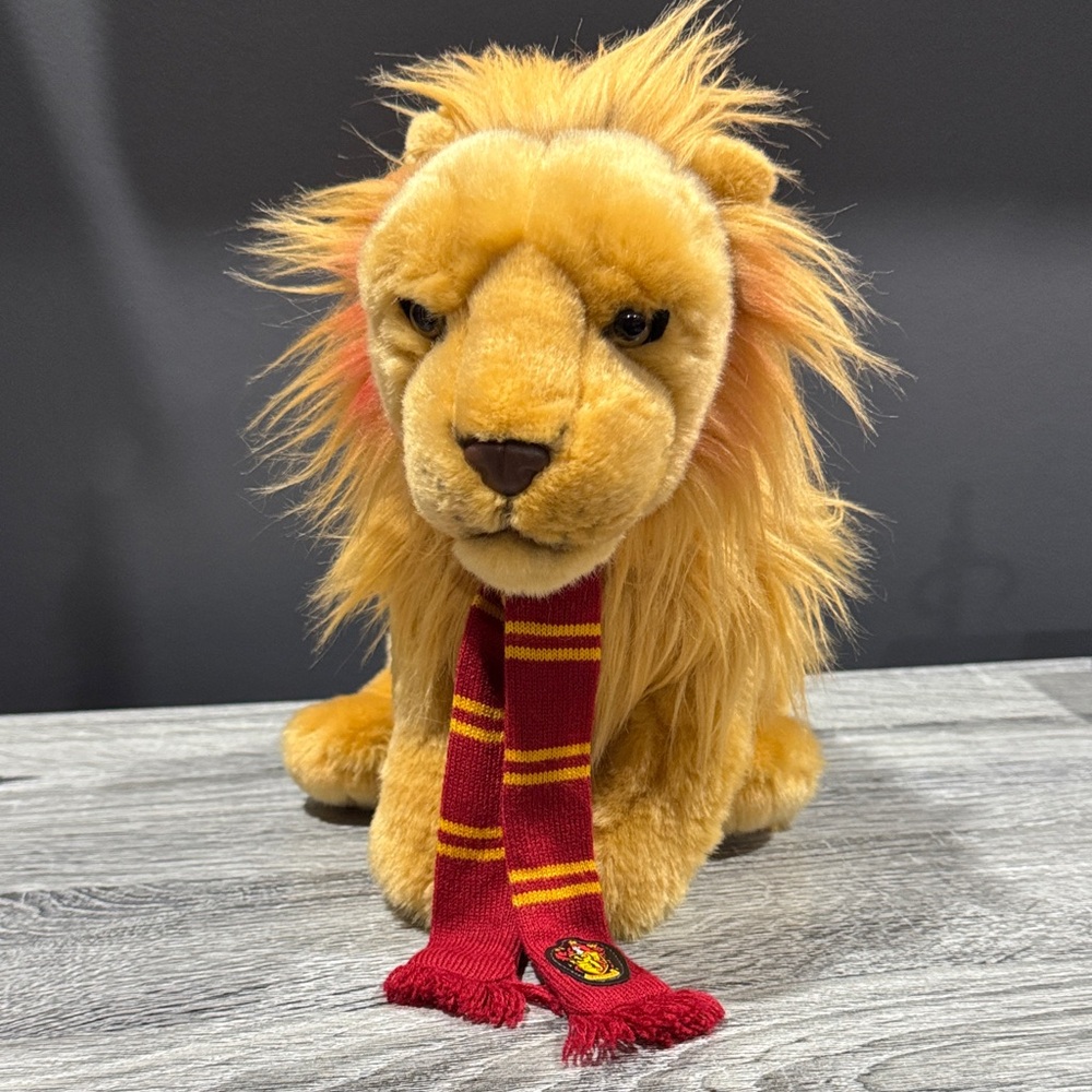 The Wizarding World of Harry Potter Universal Studios: Gryffindor Lion Mascot